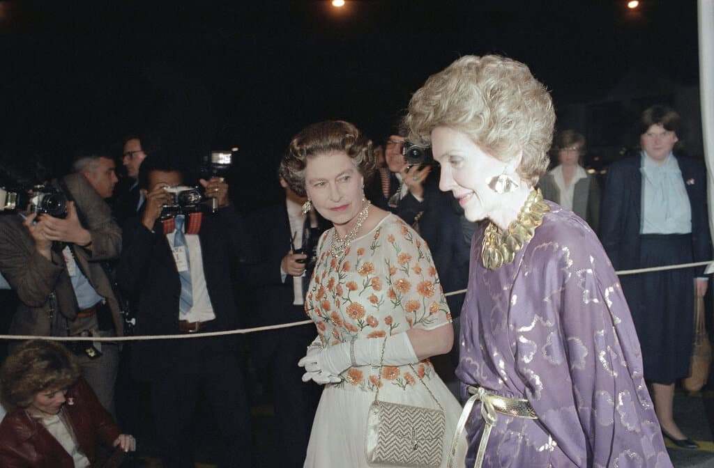 La monarca fue acompañada en todo momento por la primera dama Nancy Reagan. La fiesta en honor a la reina recibió a cientos de invitados que incluían personalidades del espectáculo, empresarios y políticos de la costa oeste.