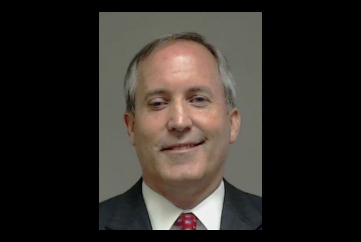 Citan a Paxton en la corte por acusación de desacato