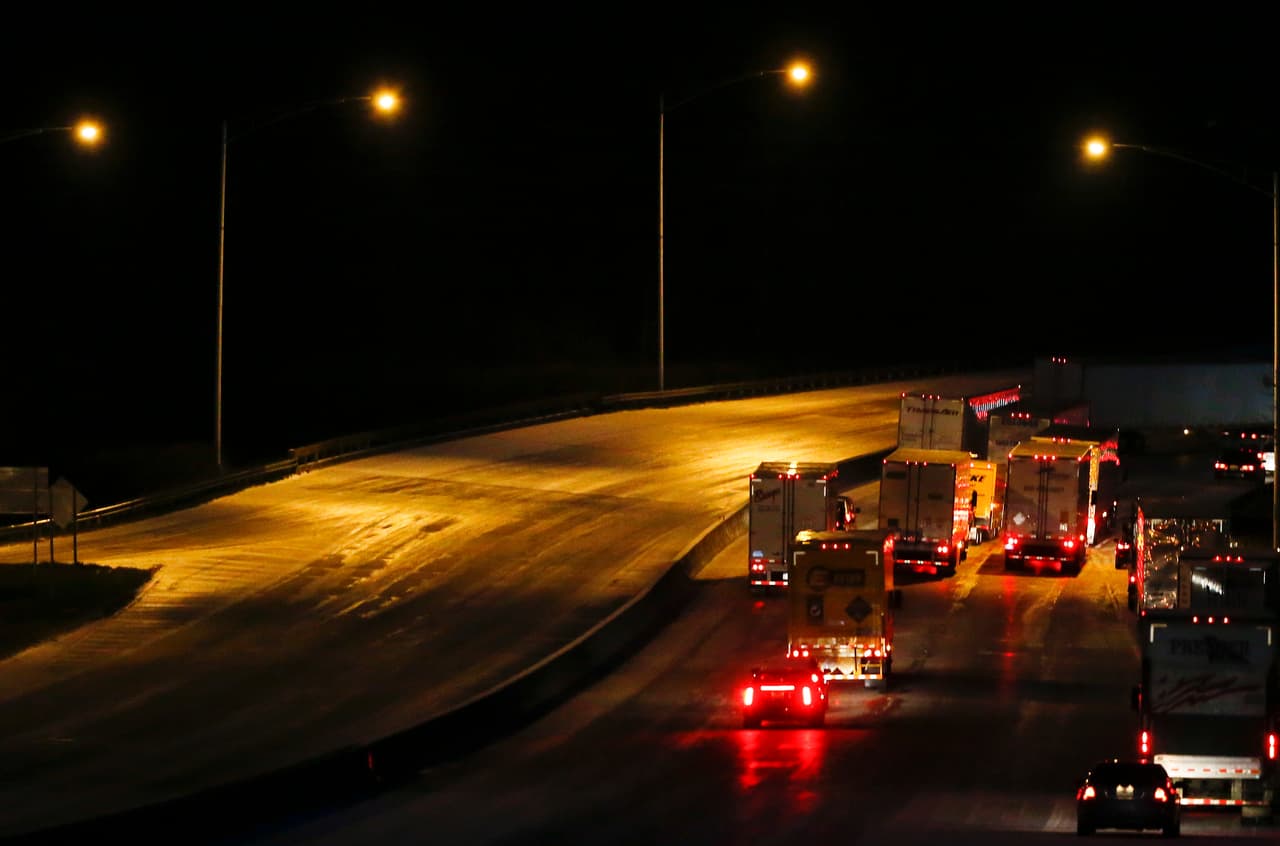 La tormenta además modificó los planes de las celebraciones de juramentación del nuevo gobernador de Carolina del Norte, Roy Cooper, quien esperaba encabezar una ceremonia en exteriores el sábado, a la que asistirían miles. Pero tuvo que adelantarla y hacerla en interiores en 20 minutos el viernes antes de empezar su primera tarea de preparación ante la tormenta.
