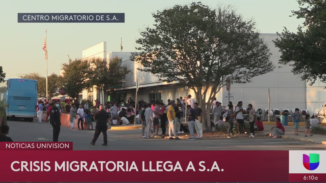 Cientos de inmigrantes abarrotan un albergue en San Antonio tras haber logrado pasar la frontera con México.
