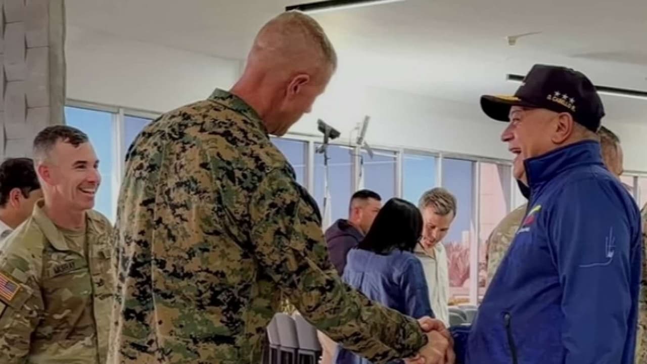 Polémica por foto de Diosdado Cabello junto al jefe del Comando Sur de EEUU