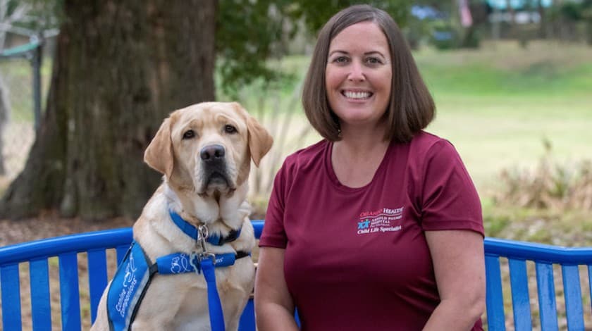Este labrador juega cartas, reconoce 40 órdenes y ayuda a niños a rehabilitarse en un hospital