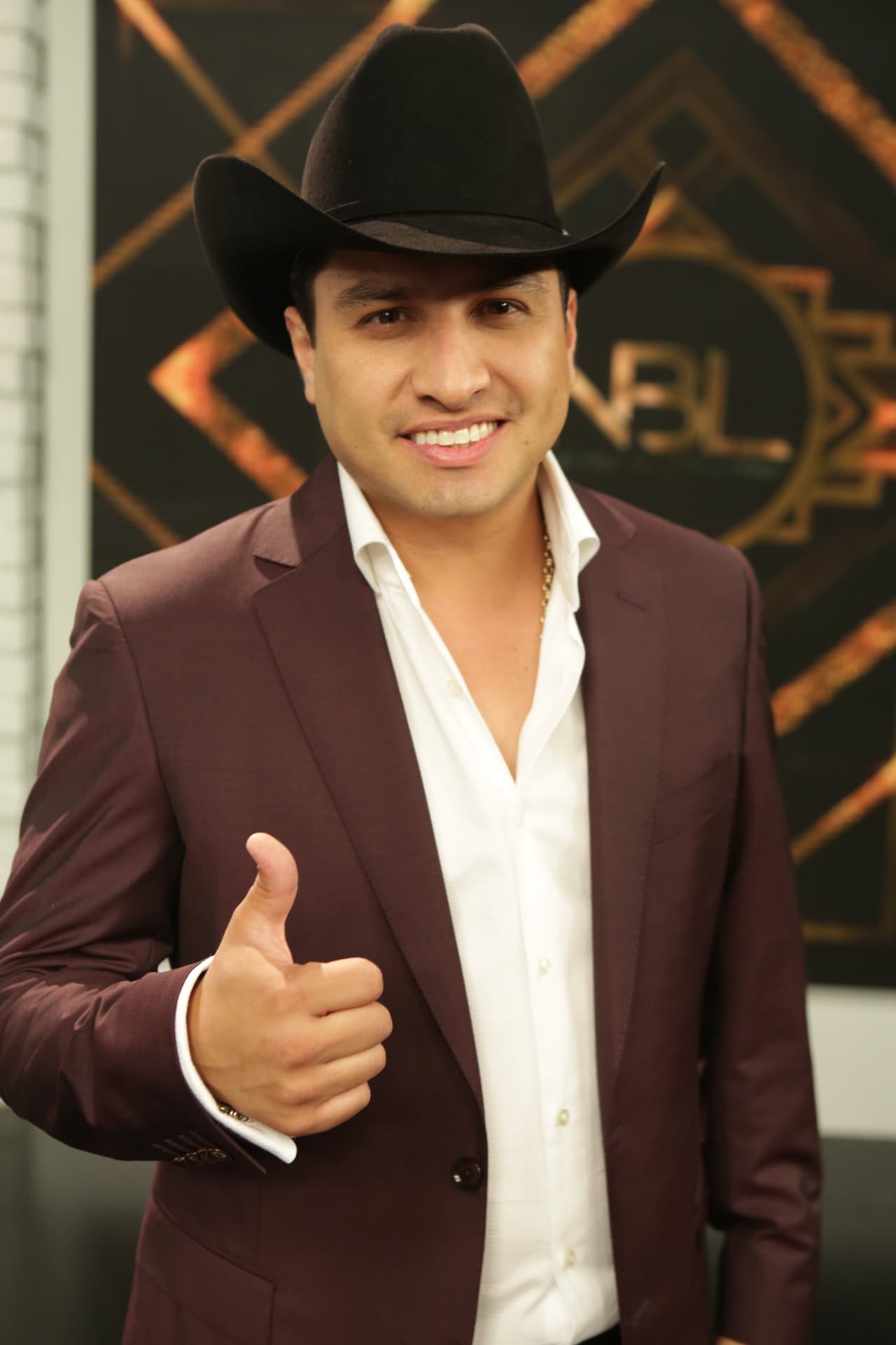 El cantante mexicano trajo la alegría y puso a bailar a las finalistas con su nuevo éxito ‘Cariñito’.