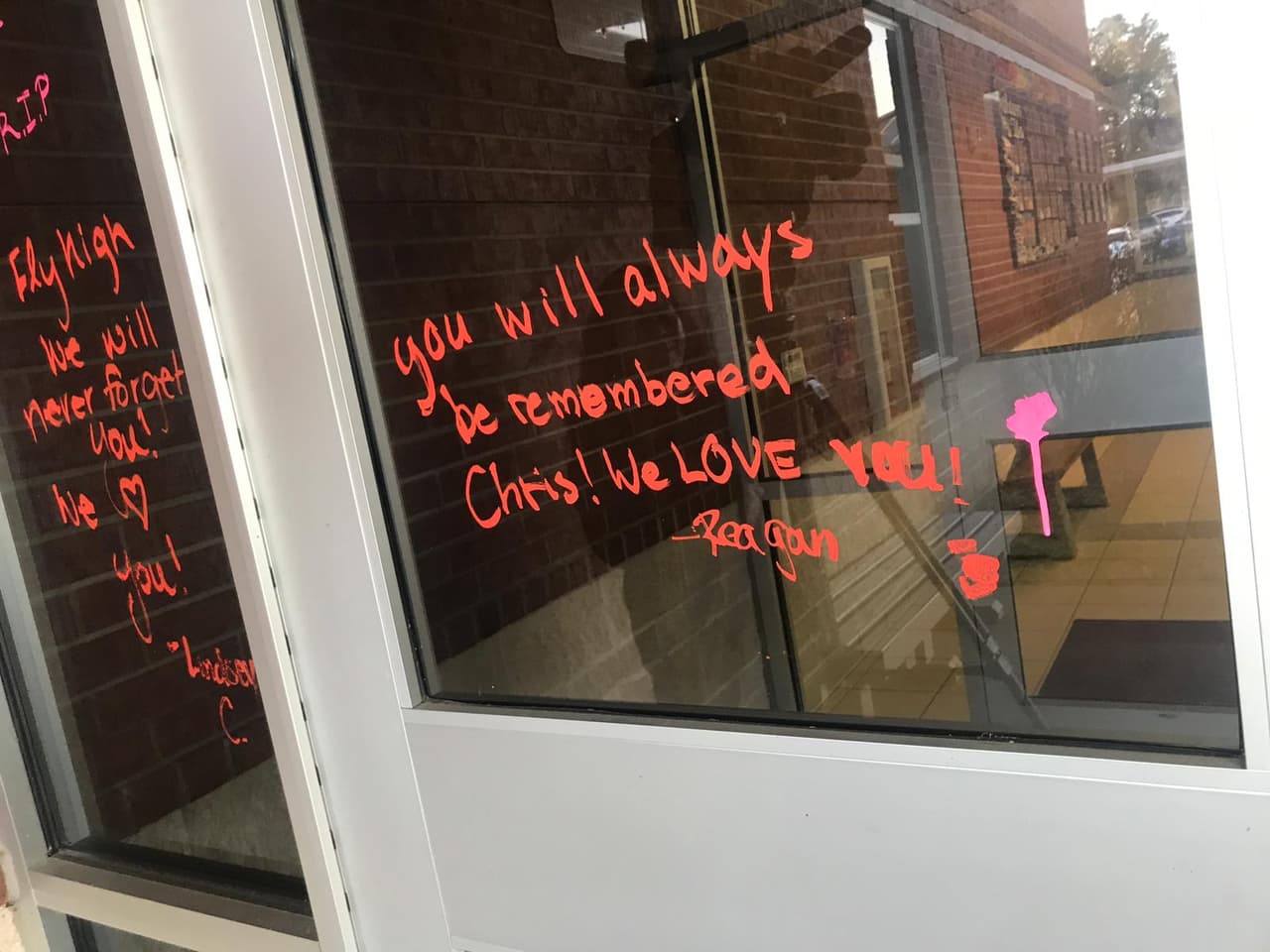 Por medio de su portavoz, el Distrito Escolar manifestó que en el lugar del accidente no habían luces ni sonidos de alerta en el cruce ferroviario.