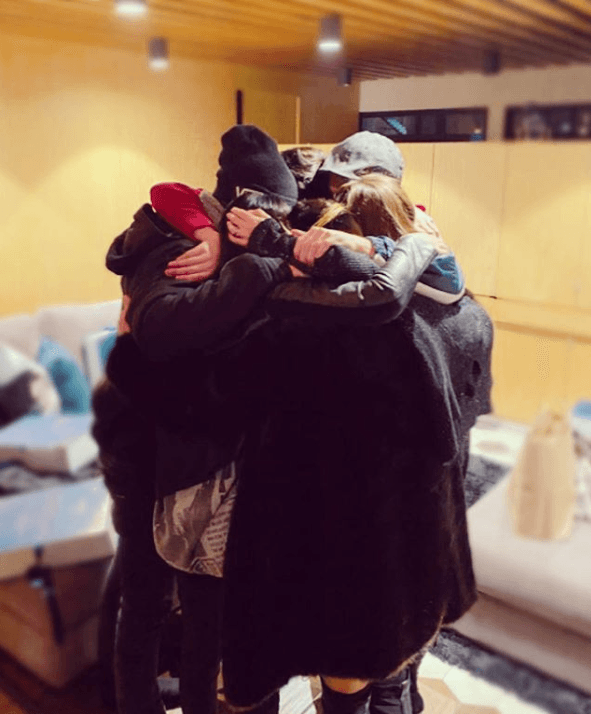 Este 23 de diciembre y después de 11 años de haber anunciado el rompimiento del grupo, los seis integrantes se volvieron a reunir y se dieron un emotivo abrazo que compartieron en una publicación de Instagram.