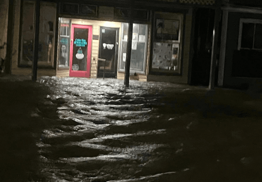 El huracán Debby no llegaba a Florida cuando el fuerte oleaje iba dejando agua en zonas del malecón en Cedar Key. En horas de la noche, la inundación se extendió.