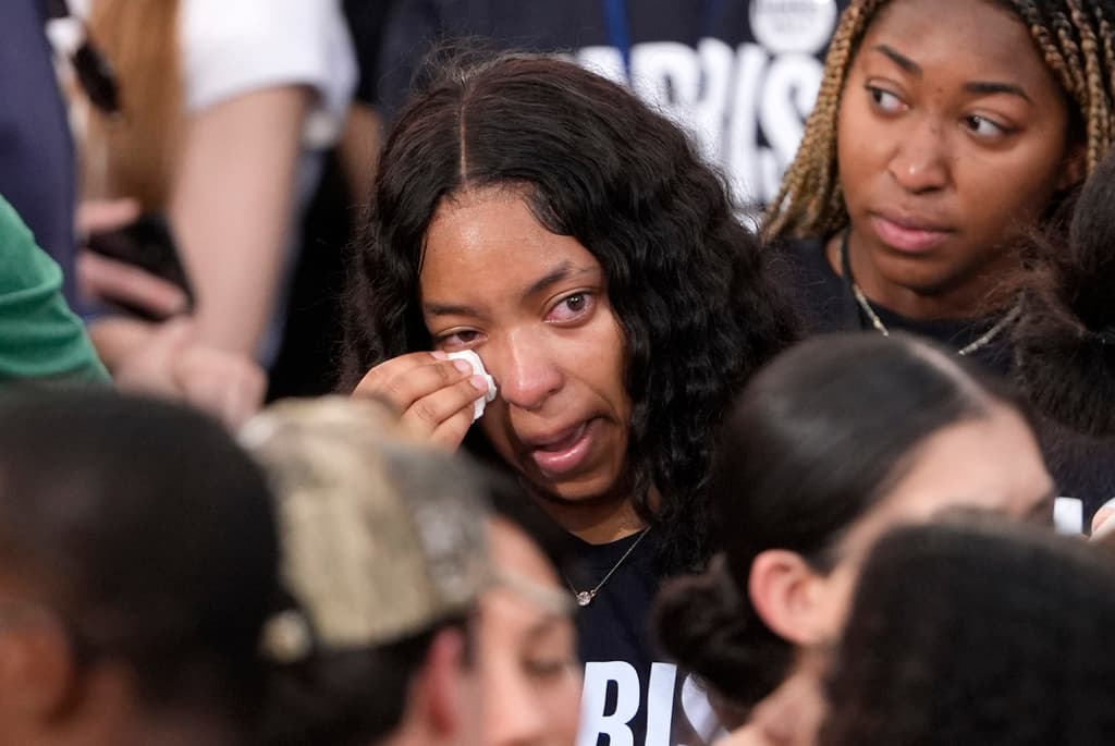 Entre la muiltitud que acompañó a Harris, se vio a grupos de jóvenes llorando, decepcionados, mientras escuchaban a la candidata demócrata reconocer la derrota.