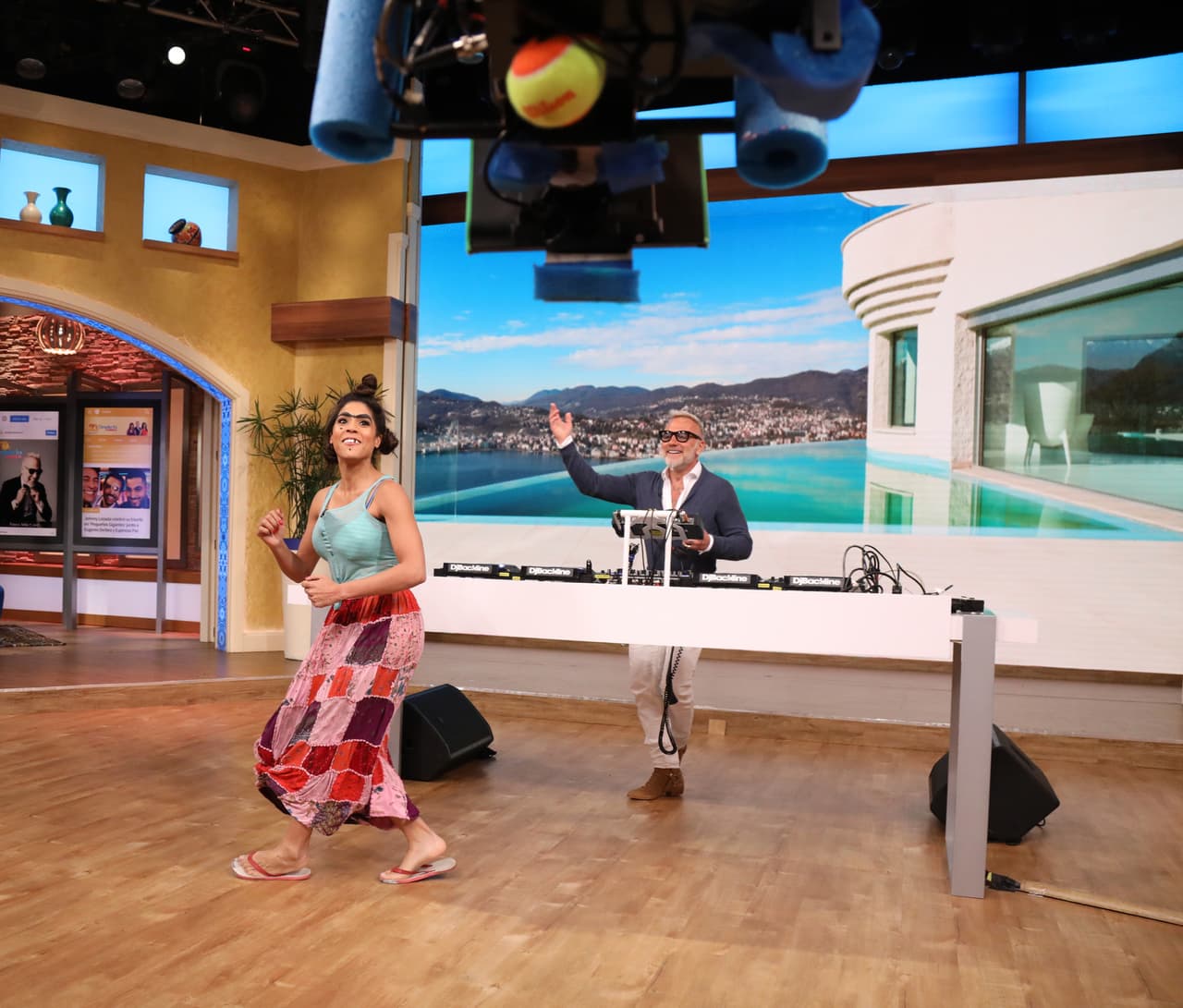 Gianluca Vacchi visitó Despierta América y Mela llegó listísima para conocerlo.