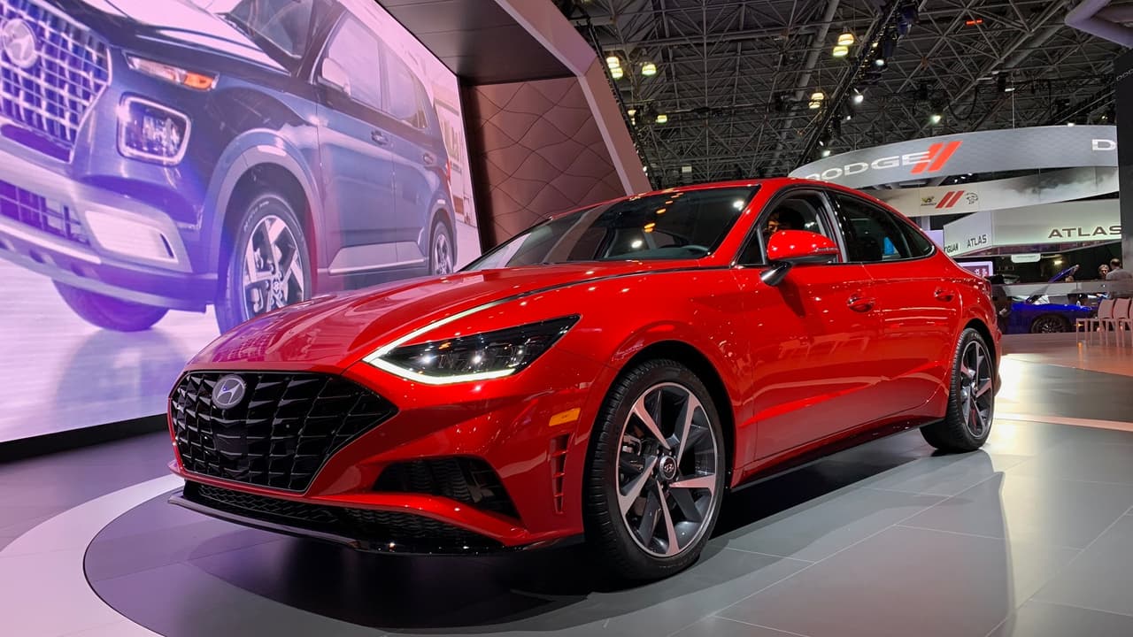 <h3 class="cms-H3-H3">Hyundai Sonata 2020</h3>
<br>El nuevo sedán mediano de Hyundai muestra que el fabricante coreano quiere apoderarse de las ventas que Ford y Chevrolet van a abandonar cuando el Fusion y el Malibu dejen de ser fabricado sin ser reemplazados. SU hermoso e innovador diseño es atractivo sin usar trucos. El nuevo Sonata es una delicia de ver en persona.