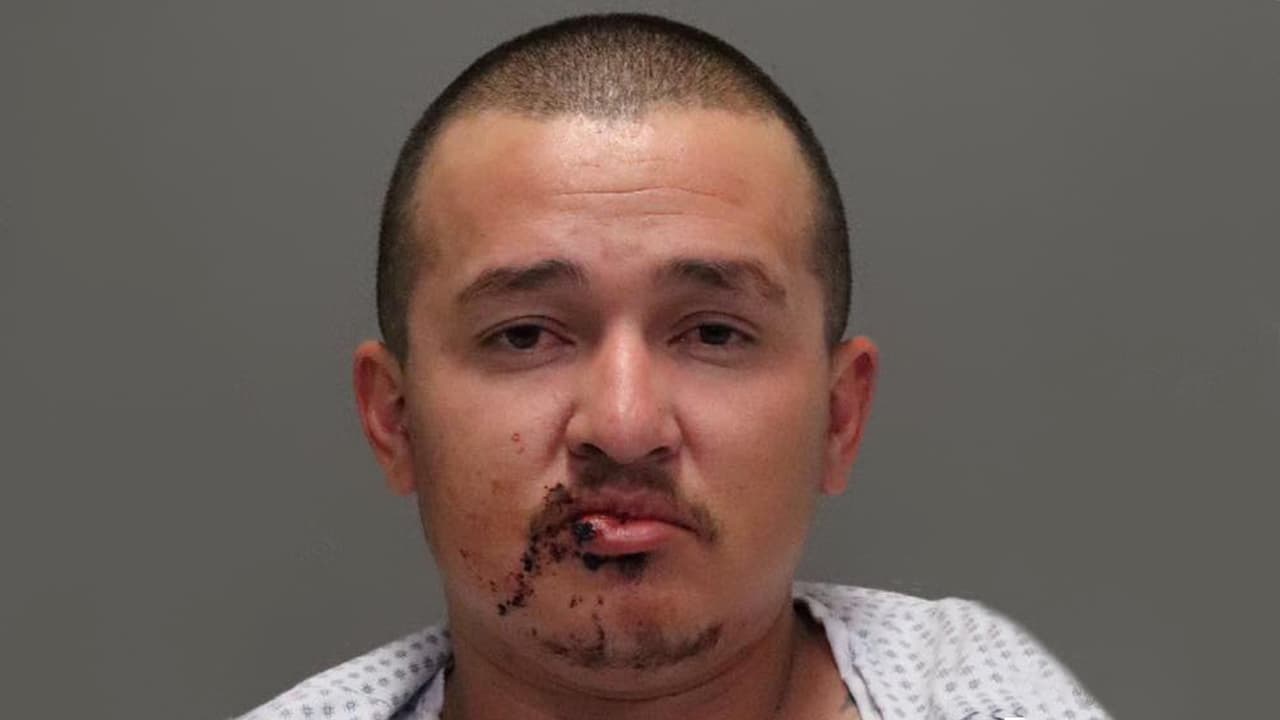 Matthew Lara Jr., de 30 años, fue arrestado por conducir un vehículo robado y por tener en su posesión metanfetamina, parafernalia para consumir drogas, correo robado, tarjetas de crédito, así como documentos de impuestos y recibos con información personal de varias víctimas.