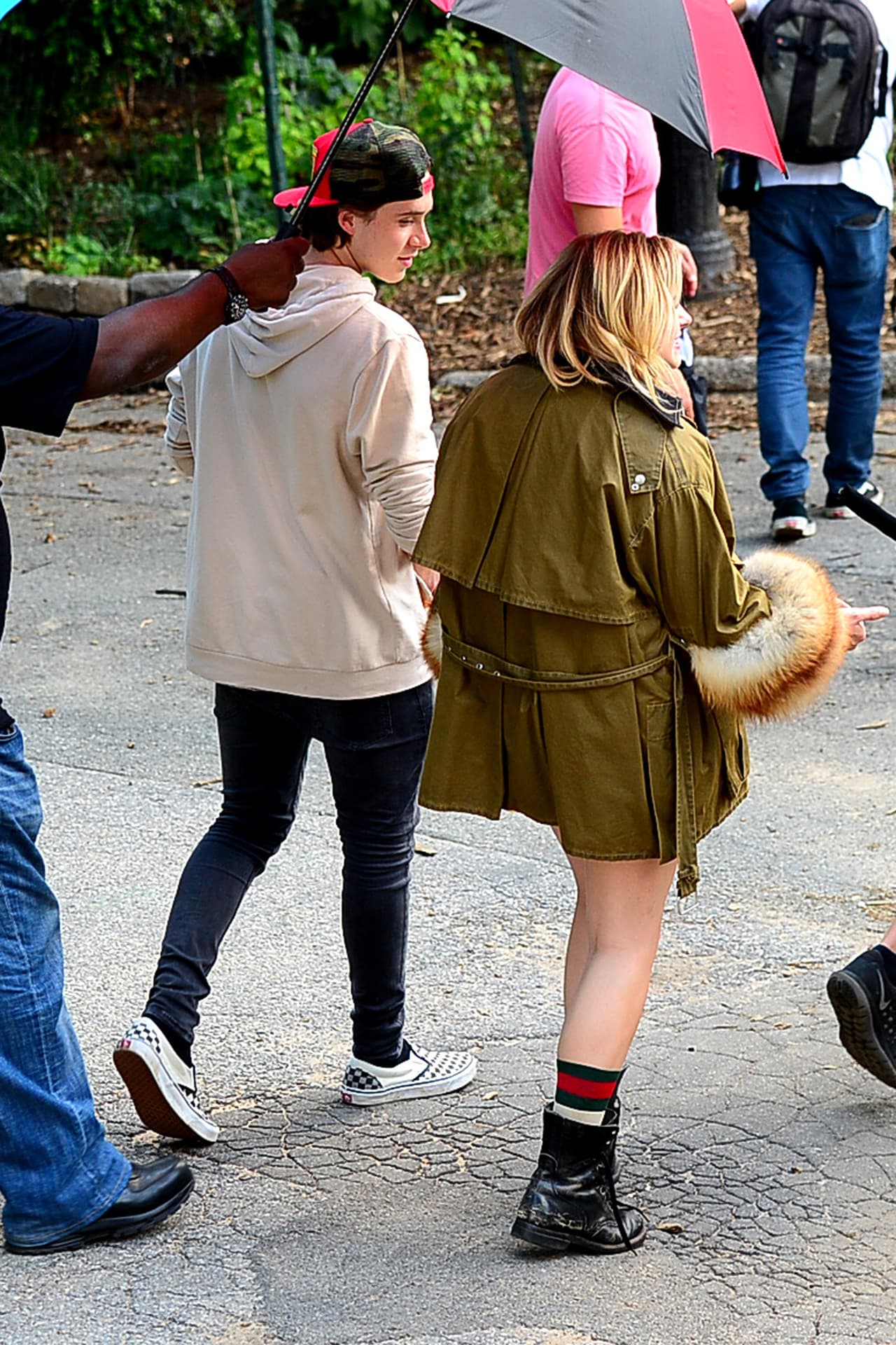 ¡Tenían quien les cubriera con una sombrilla!