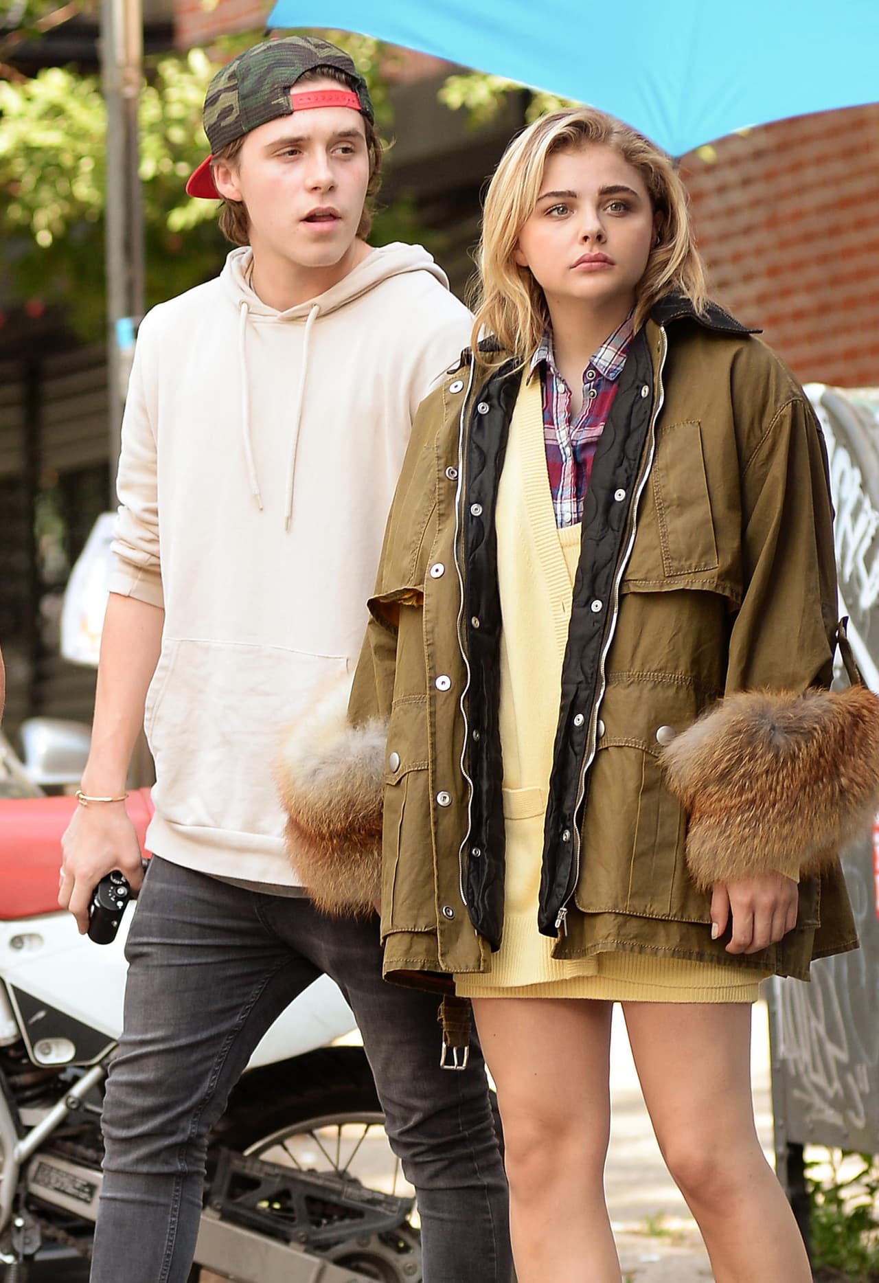 Brooklyn Beckham y Chloë Grace Moretz continúan su romance.