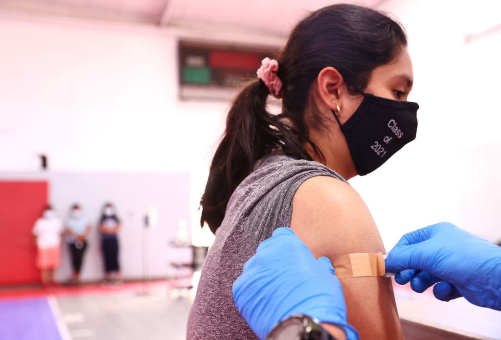 Con el inicio del curso académico en el horizonte, 
<b>centenares de universidades y otros centros de educación superior </b>ya tienen listos sus mandatos de vacunación y todo indica que los podrán mantener, porque 
<a href="https://www.usatoday.com/story/news/nation/2021/07/19/covid-vaccine-mandate-indiana-university-upheld-federal-judge/8017457002/" target="_blank">la justicia ha avalado el de la Universidad de Indiana,</a> al menos durante el inicio del primer semestre.