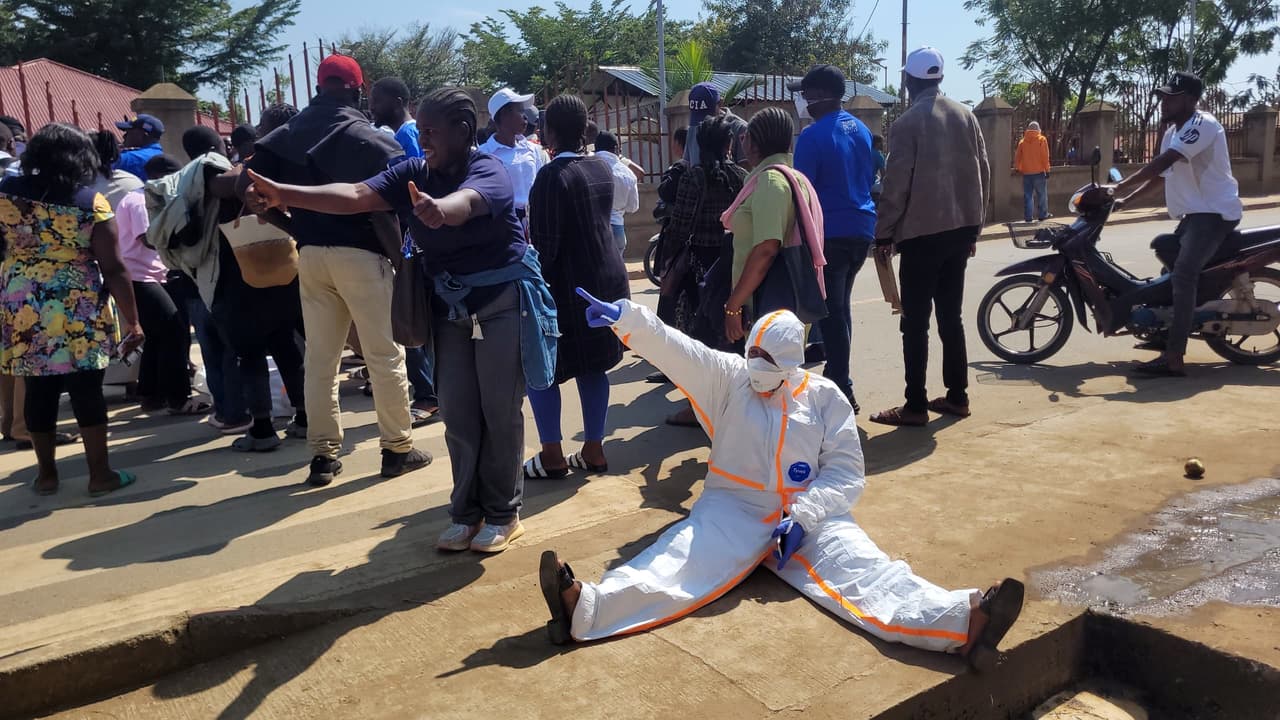 En medio de la peor crisis de ébola de la historia del país, los trabajadores sanitarios han salido a protestar por la falta de pago de sus salarios frente a la oficina del gobernador provincial en Ituri, en el este del Congo. (Foto AP/Constant Same Bagalwa)