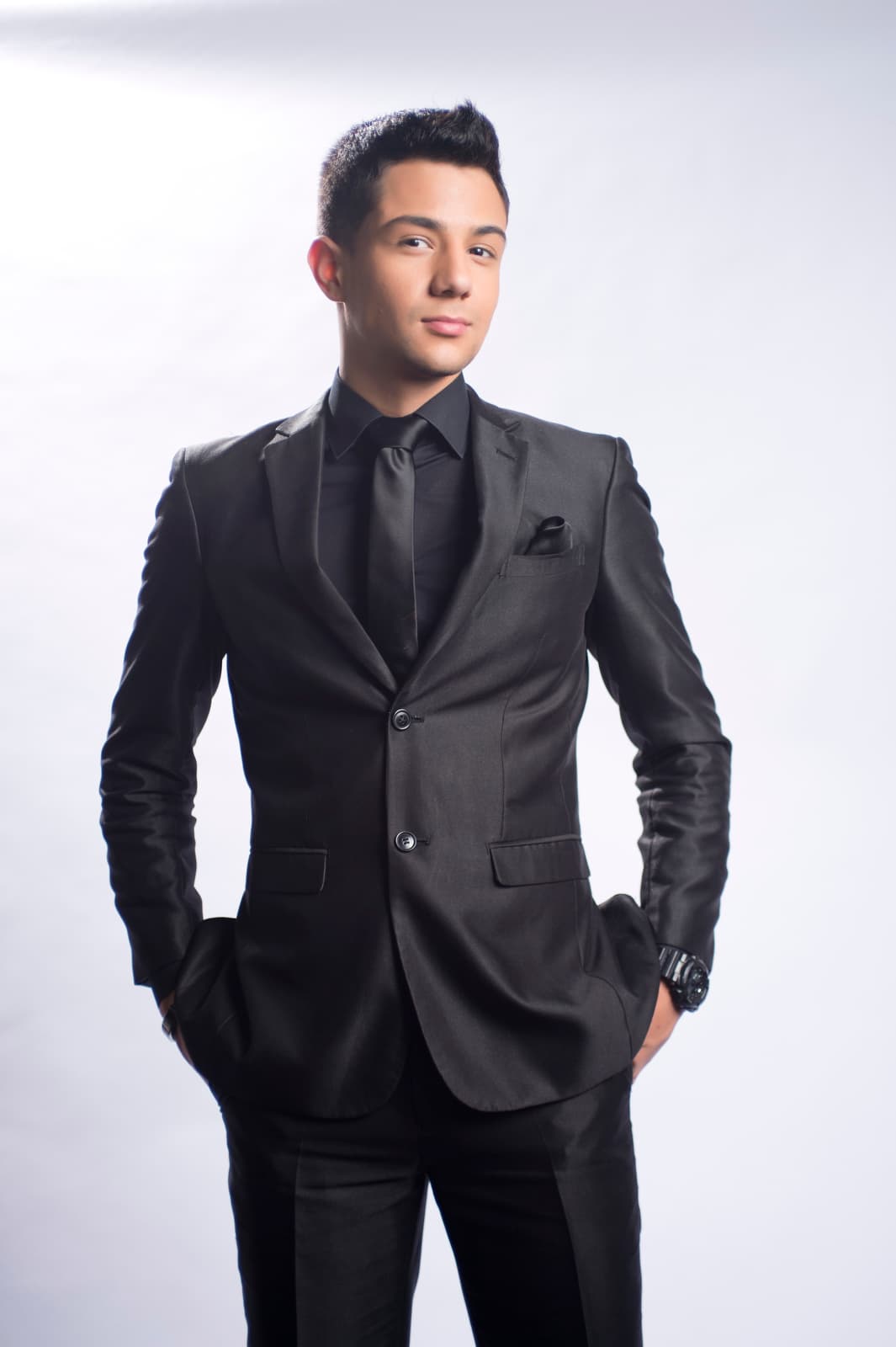 Luis Coronel subirá la temperatura de Premios Juventud