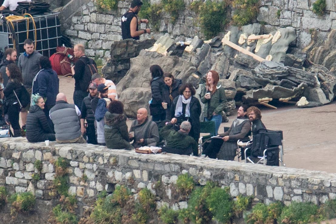 Todo el equipo sentado en el set, esperando y bromeando.