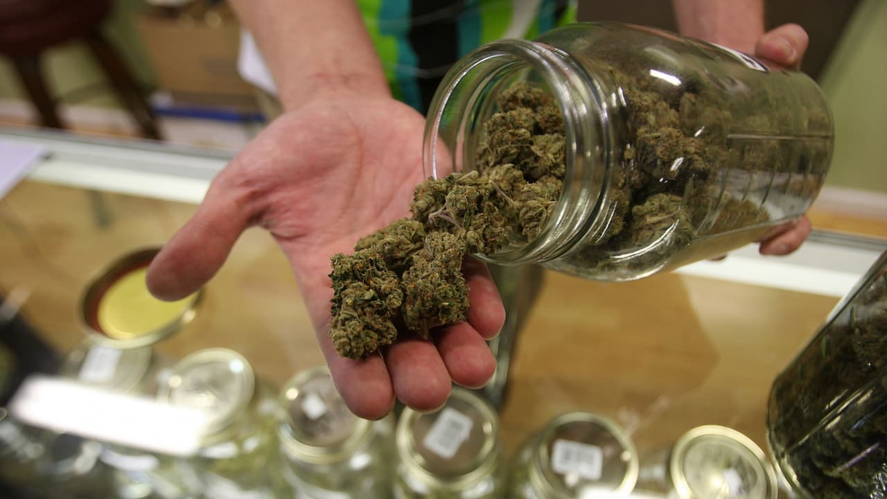 Cómo los dólares de la marihuana han caído en manos de políticos y policías en California