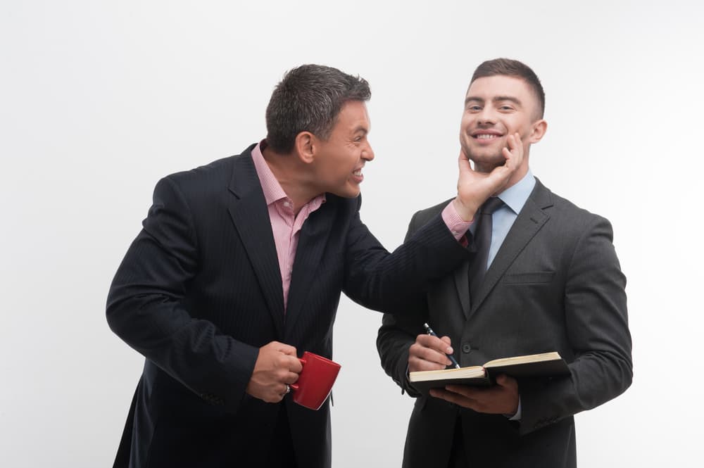 Otras, sin embargo, se sienten cómodas con alguien así porque le inspira confianza y credibilidad. Denota una especie de actitud paternalista o maternal, protectora y amigable, extrovertida y espontánea.
<br>Se observa con más frecuencia en el signo de 
<b>Cáncer</b>.