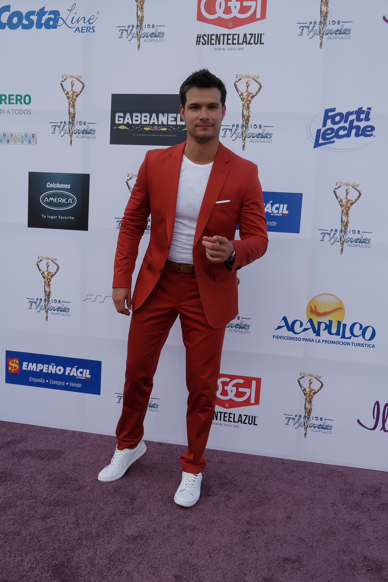 Brandon Peniche fue uno de los actores mejor vestidos, optó por más color en su atuendo.