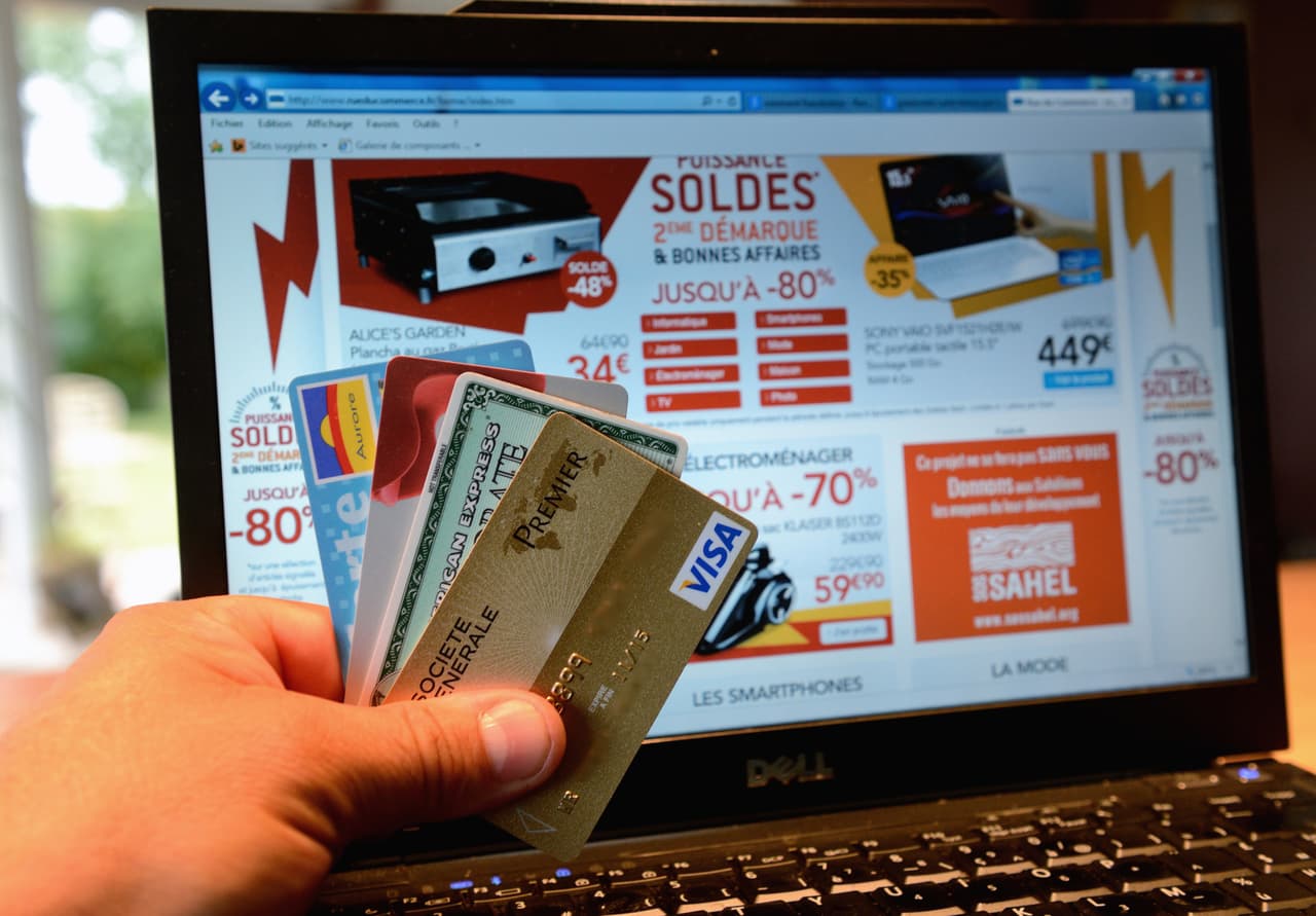 El comercio electrónico inició con sus ofertas desde principios de los 90's, sin embargo, en los últimos 20 años el mercado en línea se ha diversificado y ha encontrado nuevos nichos como las redes sociales.