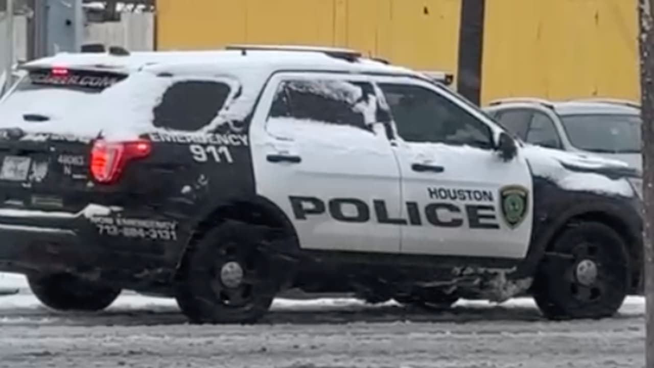 Hallan muerto a un hombre en un estacionamiento en Katy; creen que pudo morir de frío