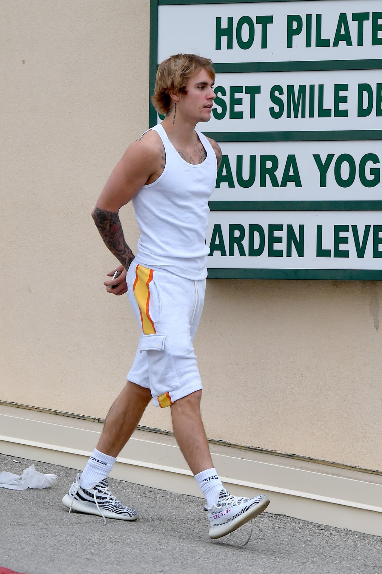 Justin Bieber ni se amarró los zapatos de camino a la sesión de yoga.