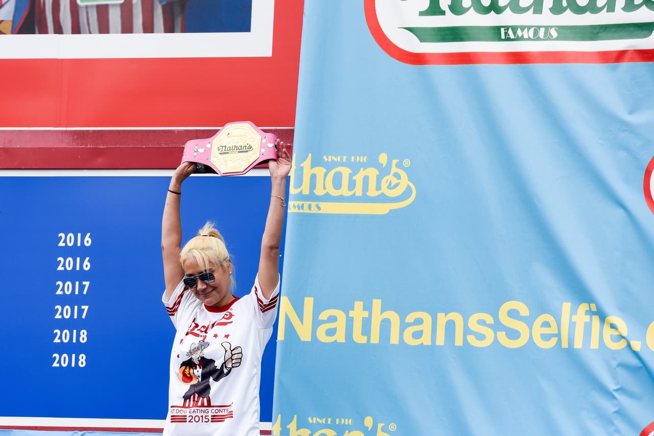 Miki Sudo, fue quien ganó el concurso en la categoría femenina al haber comido 38 hot dogs en 10 minutos.