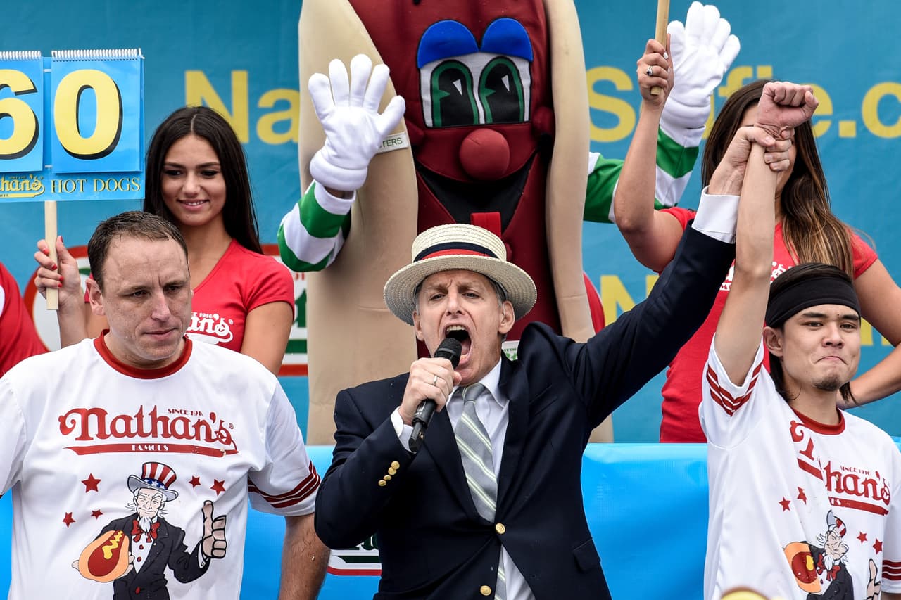 Llegó el 4 de julio y con él la competencia anual de comer hot dogs Nathan, pero este año los presentes serían testigos de un nuevo ganador.