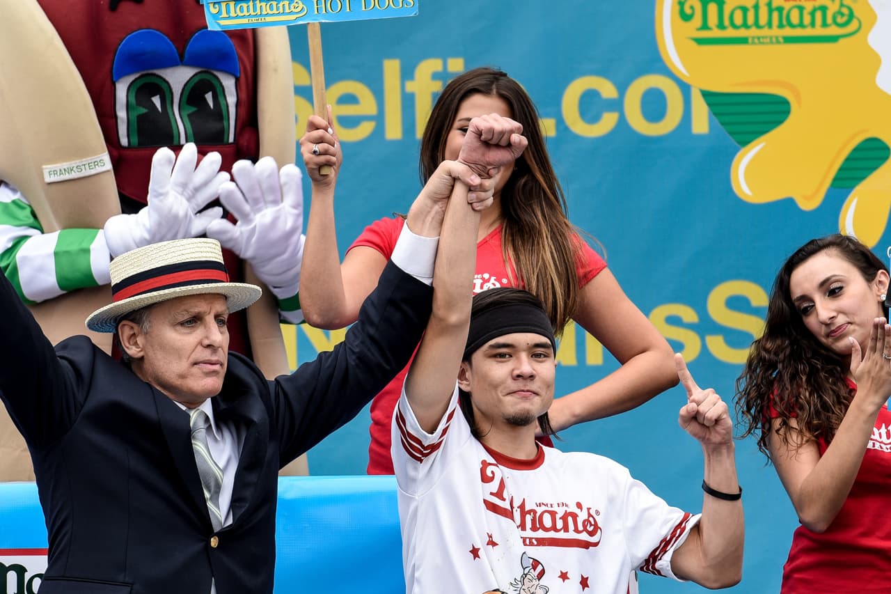 El nuevo rey de comer hot dogs es Mat "The Megatoad" Stonie quien logró comer 62 hot dogs en 10 minutos.