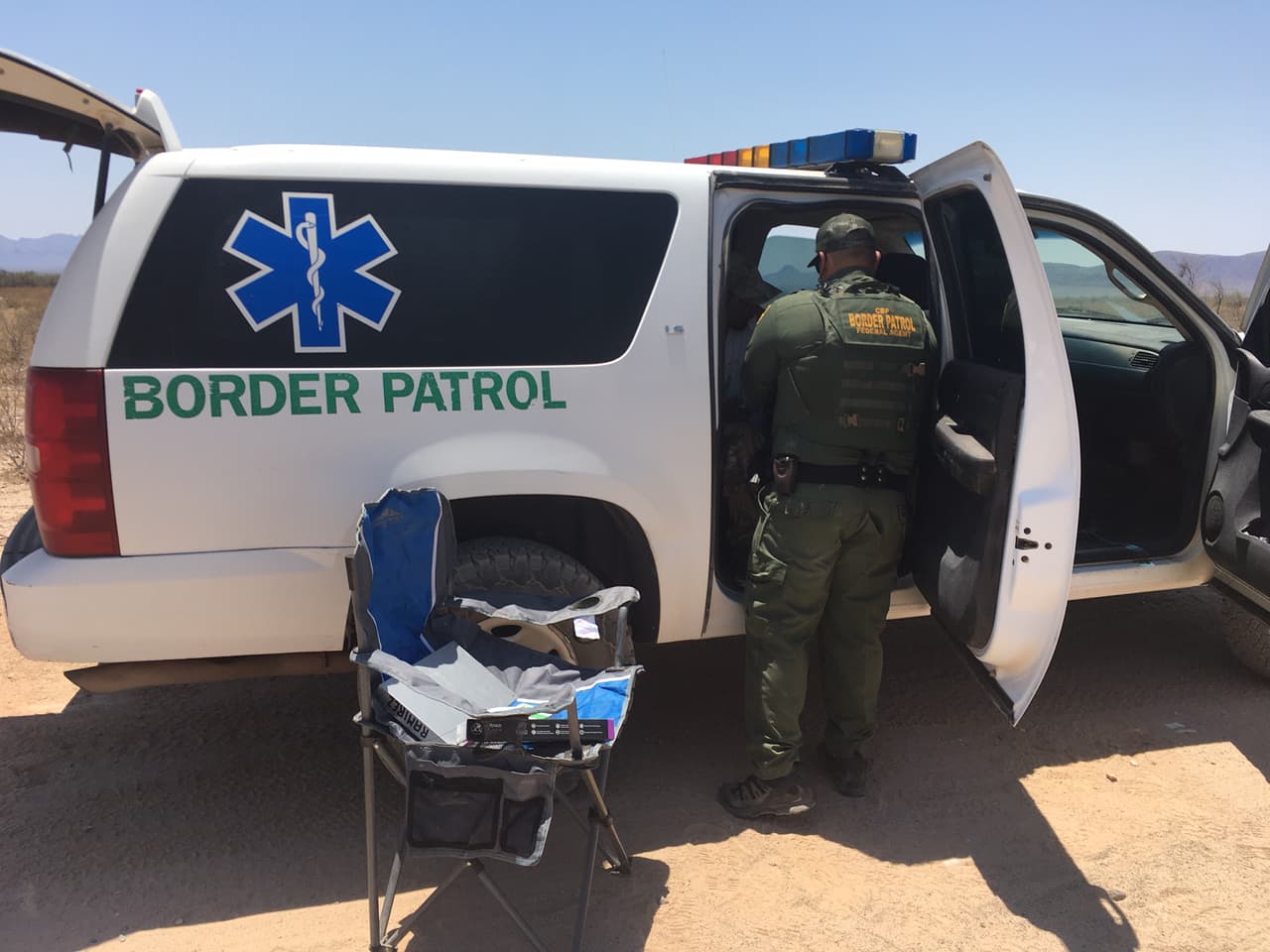 Agentes técnicos de emergencia atendieron el llamado de rescate de los inmigrantes.