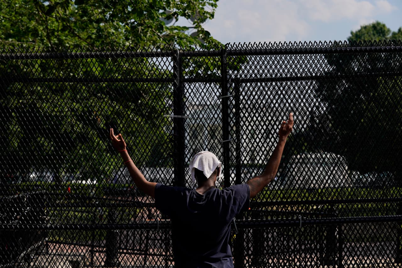 “Estos cierres están en un esfuerzo por mantener las medidas de seguridad necesarias que rodean el complejo de la Casa Blanca, al tiempo que permiten una manifestación pacífica”, agregó el portavoz del Servicio Secreto.