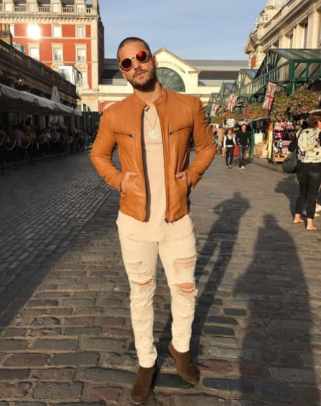 Las trenzas desaparecieron y Maluma peinaba su larga cabellera con un recogido y gel.