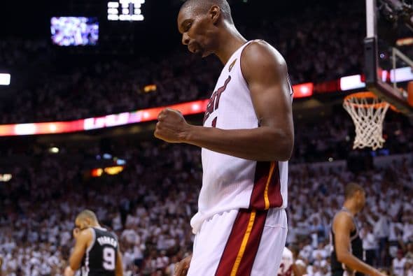 Habrá séptimo juego entre los Spurs y los Heat (30 fotos) ¡Locura total! Un juego electrizante, inolvidable, donde ambos equipos dieron una demostración inolvidable en el American Airlines Arena, manteniendo en vilo a los fanáticos en San Antonio y en Miami, primero durante los 48 minutos regulares y después en los 5 minutos de OT. .Tim Duncan, con una clásica demostración durante todo el partido, anotó más tantos en la primera mitad que la combinación de los 3 de Miami, Wade-James-Bosh 25/21, facilitando que los Spurs dominaran al Heat hasta comenzar el cuarto período, cuando Miami llevo a cabo un cambio de jugadores. Cuando solo faltaban 5 segundos para coronarse campeones los San Antonio Spurs, el incomparable Ray Allen empató el partido con un tiro de 3 puntos, forzando el OT. Con 1:43 en el reloj, LeBron James (triple/doble, 32 puntos, 11 asistencias y 10 rebotes) encaramó al Heat 101-100, y al concluir el OT, de nuevo Allen realizó una formidable jugada defensiva, dando dos puntos más al Heat, que terminó, a pesar de los umpires y para desconcierto de los comentaristas que daban el cetro a San Antonio, 103-101 sobre los Spurs. .