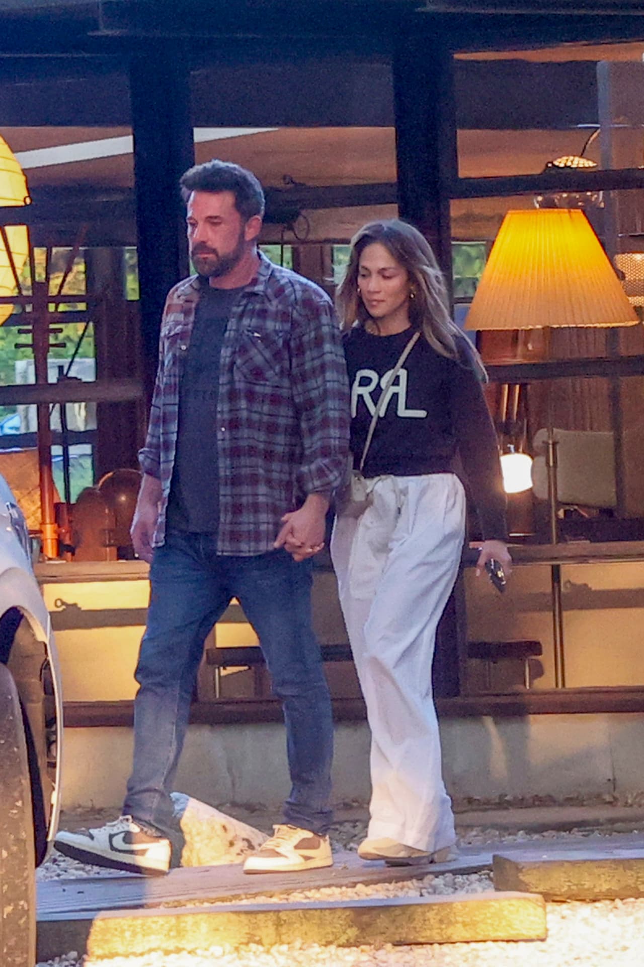 ‘Bennifer’ entrelazaron sus dedos en aparente demostración del amor que se profesan a casi un año de haberse casado, por el civil, en Las Vegas. 
<br>