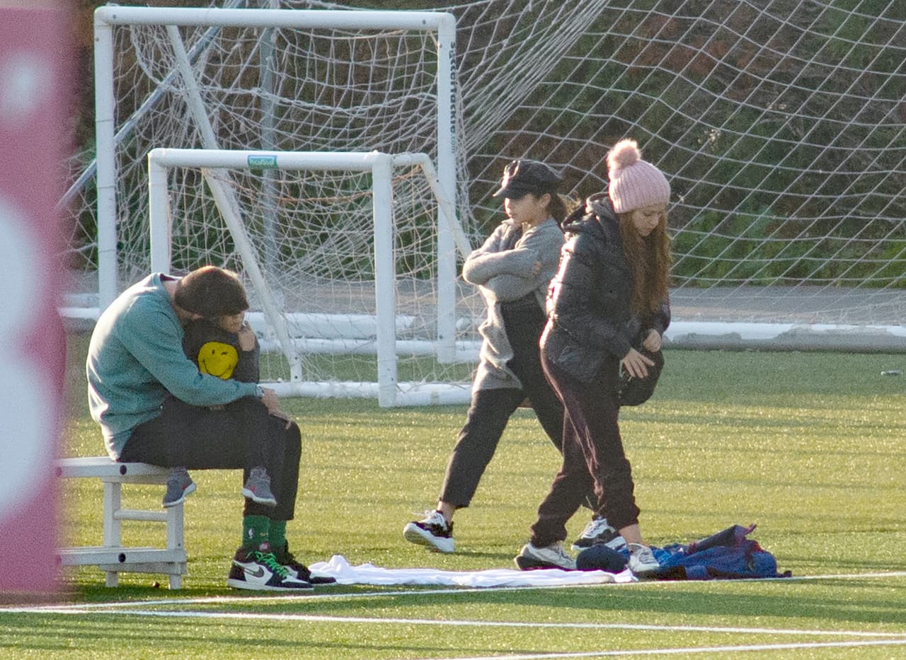 Tan pronto Milan culminó su práctica, Shakira comenzó a recoger todo para regresar en familia a casa.