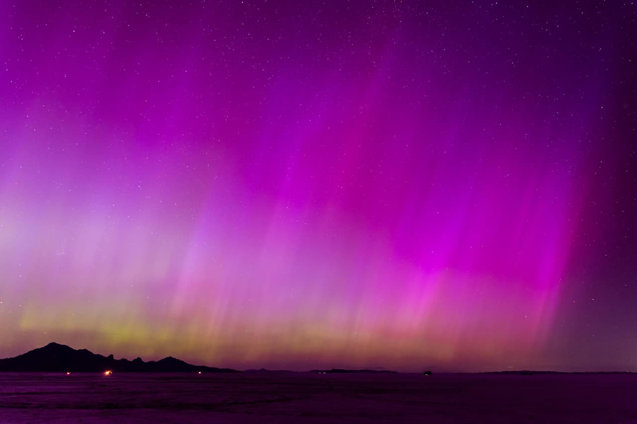 Una tormenta geomagnética iluminó el cielo nocturno con las luces de la aurora boreal sobre las salinas de Bonneville en Wendover, Utah.