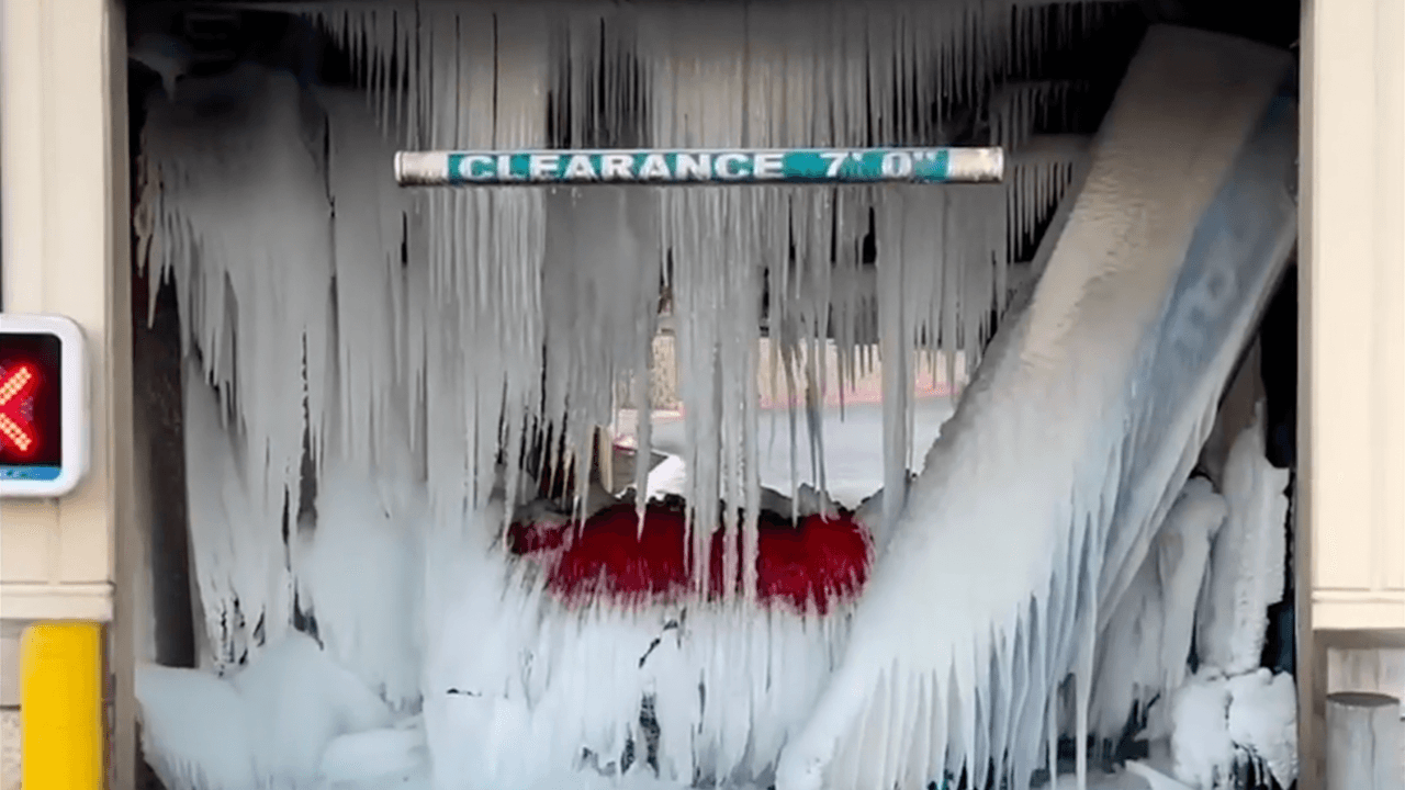 El autolavado de Lakeway tenía congelado hasta los cepillos con los que se limpian los vehículos.