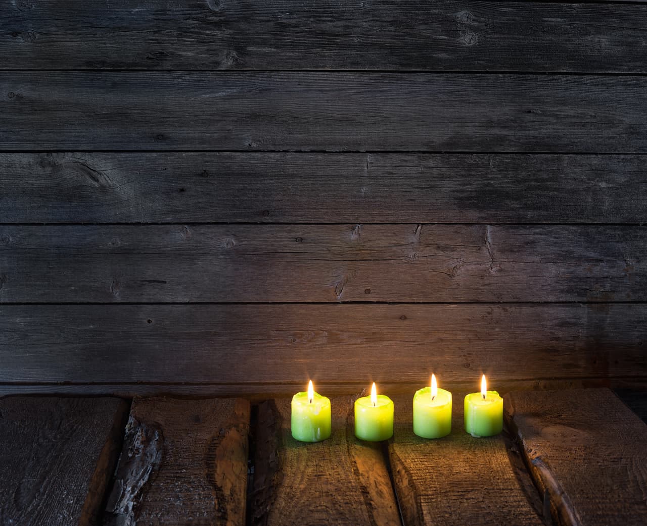 Para limpiar tu casa en vez evita productos que tengan olores penetrantes como el amoníaco o el cloro, en su lugar utiliza colonias disueltas en agua, en vez de ambientadores artificiales. Unas velas de color verde suave, al igual que una prenda de vestir del mismo tono armonizarán el conjunto. Un cuadro o pintura que alegre el hogar siempre viene bien.