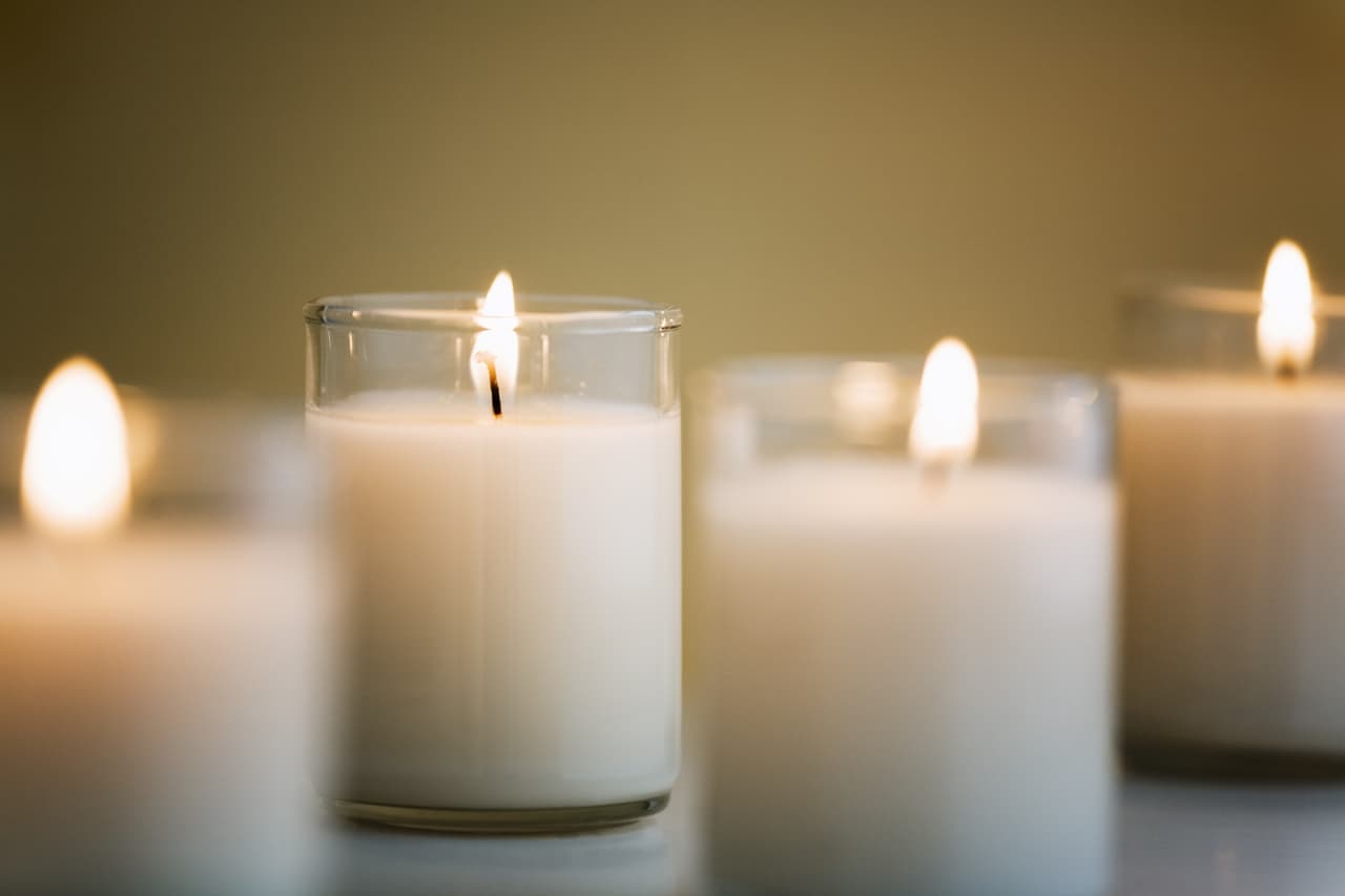 Busca velas blancas y flores blancas, rosas, gardenias, orquídeas. Si tienes alguna pecera en casa ¡estupendo! Si no la tienes consigue una pequeña fuente. Su sonido armoniza con tu signo. El ambiente apacible, es lo que más necesitas en estos momentos.