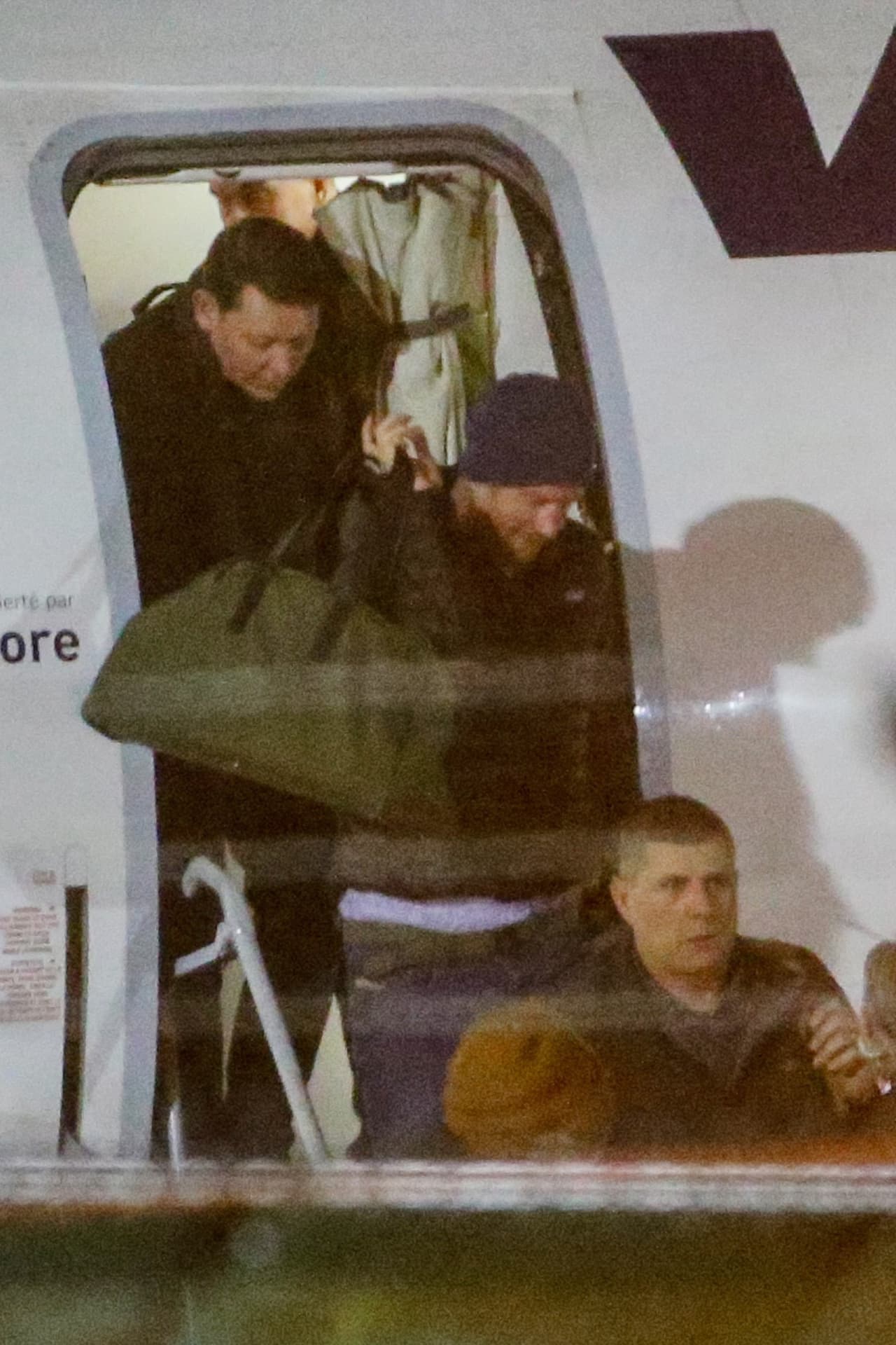 Tras sus últimos compromisos, 
<b><a href="https://www.reuters.com/article/us-britain-royals-harry-africa/prince-harry-meets-african-leaders-in-london-idUSKBN1ZJ145" target="_blank">una reunión con varios jefes de estado africanos y con el primer ministro, Boris Johnson</a>,</b> el nieto de la reina Isabel II tomó el avión que lo llevaría de vuelta con su familia, que 
<b>ha estado viviendo en Canadá en las últimas semanas</b>.