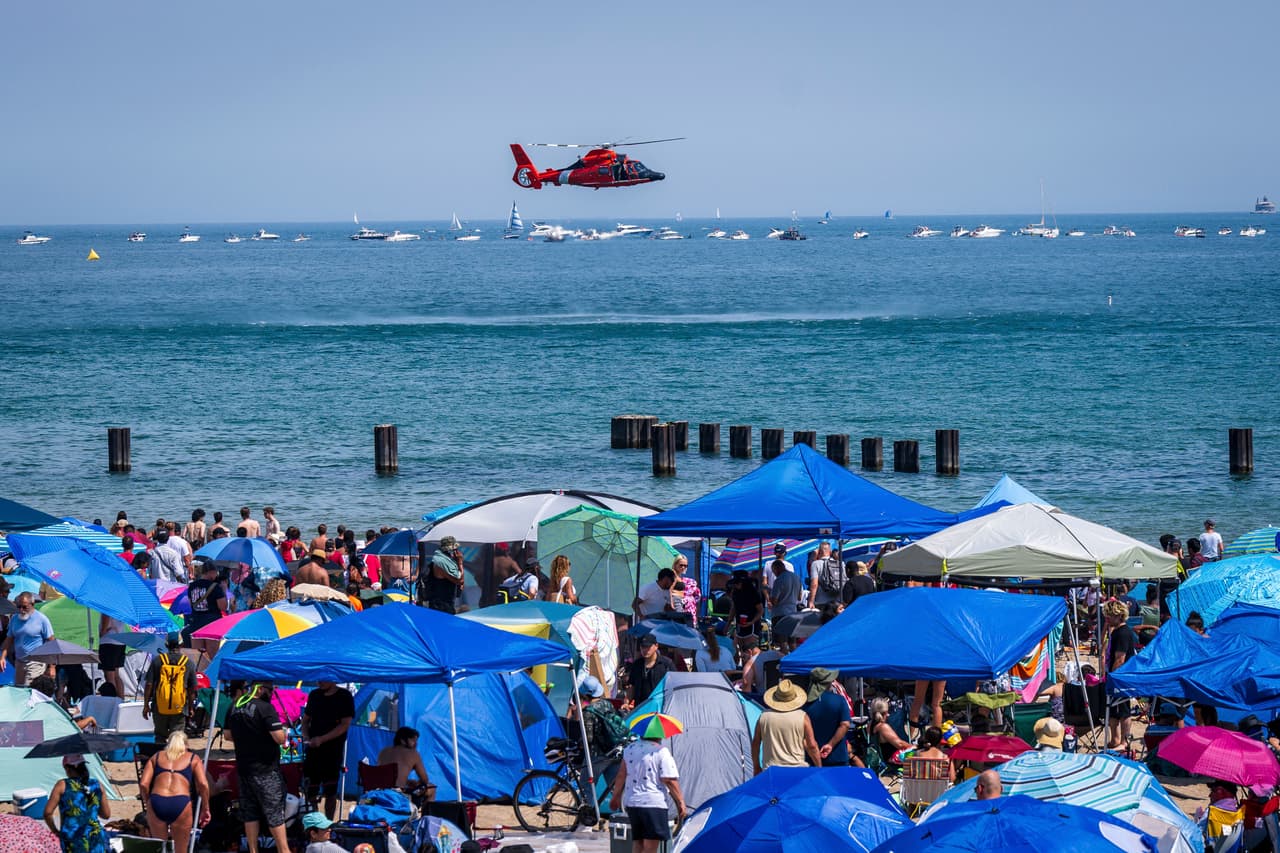 En un comunicado, el alcalde Brandon Johnson señaló: “El Espectáculo Aéreo y Acuático de Chicago es una de las tradiciones veraniegas definitorias de Chicago, que reúne a familias, visitantes y entusiastas de la aviación a lo largo de nuestro extraordinario lakefront”.