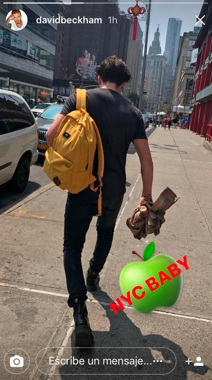 David no se ha despegado de su hijo, incluso compartió una imagen de Brooklyn de espaldas, mientras el joven camina por una de las calles de la 'Gran Manzana' con mochila al hombro.