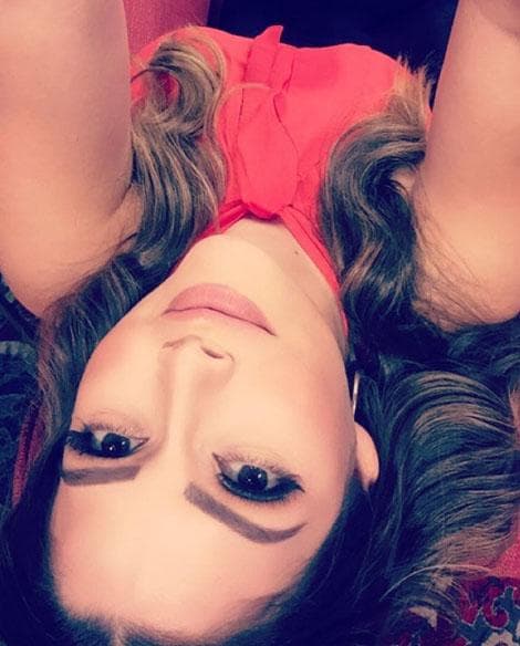 Aunque tenga que ponerse de cabeza, Ana sabe muy bien cómo tomar fotos divertidas y diferentes.