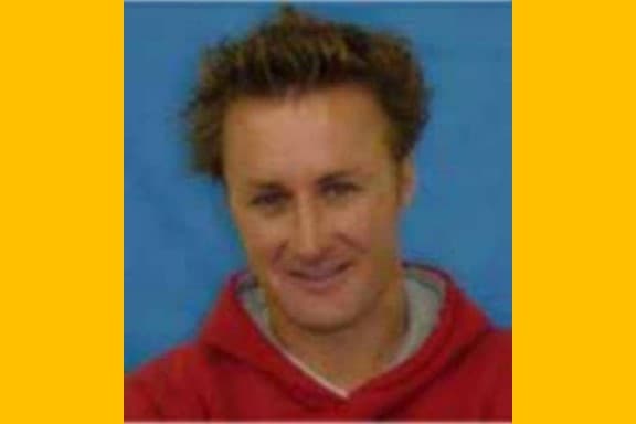 Jason Derek Brown nació el 1 de julio de 1969 en California y usa múltiples nombres: Jason D. Brown, Derek Brown, Greg Johnson, Harline Johnson, Greg Harline Johnson, John Brown o Jay Brown es buscado por asesinato en primer grado y robo a mano armada en Phoenix, Arizona. En noviembre de 2004, Brown supuestamente disparó y mató a un guardia en un auto blindado frente a un cine y luego huyó con el dinero. El FBI ofrece una recompensa de hasta $200,000 por información que conduzca directamente a su detención.