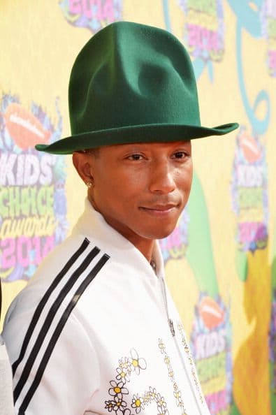 Pharrell Williams puso su granito de color en la alfombra naranja con su característico sombrero, ¡que esta vez era de color verde!