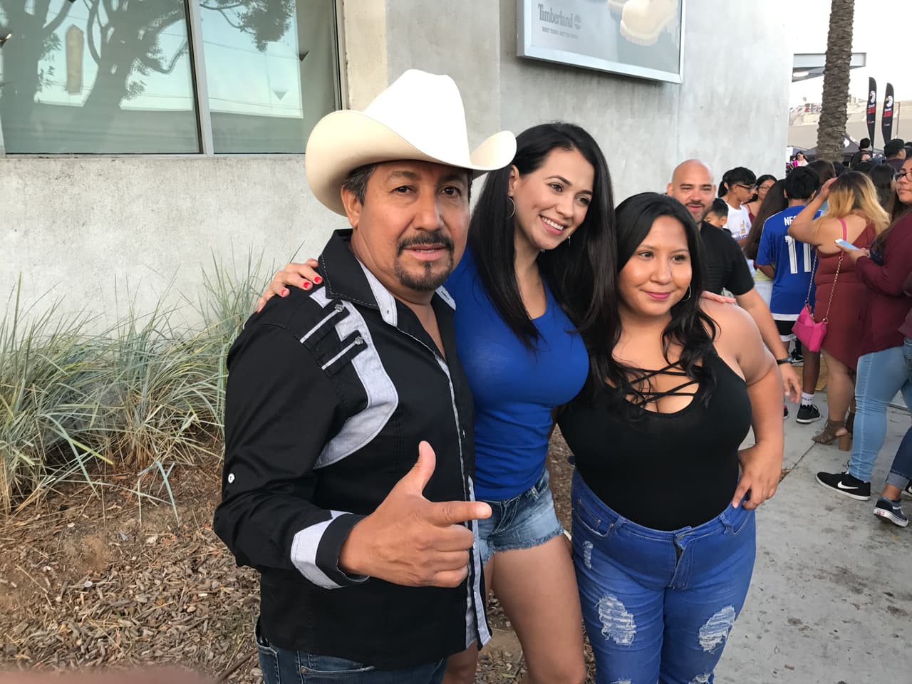 El Bueno, La Mala y El Feo llenaron las calles de seguidores de Christian Nodal para su primer encuentro con sus fans en la ciudad de Los Ángeles.
