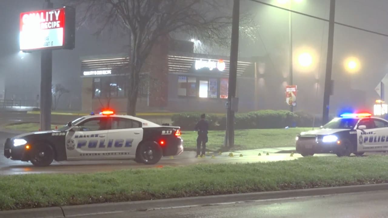 Según el informe de las autoridades, aproximadamente a las 12:45 a. m.,
<b>los oficiales respondieron a una llamada de robo en progreso en la cuadra <a href="https://maps.app.goo.gl/rE7ZsyeUXGMPV6kz8" target="_blank">2900 de West Wheatland Road</a></b>. Al llegar al lugar, los agentes descubrieron a varios individuos en pleno acto de robo en un establecimiento local.
<b>Los sospechosos respondieron abriendo fuego con una pistola.</b>