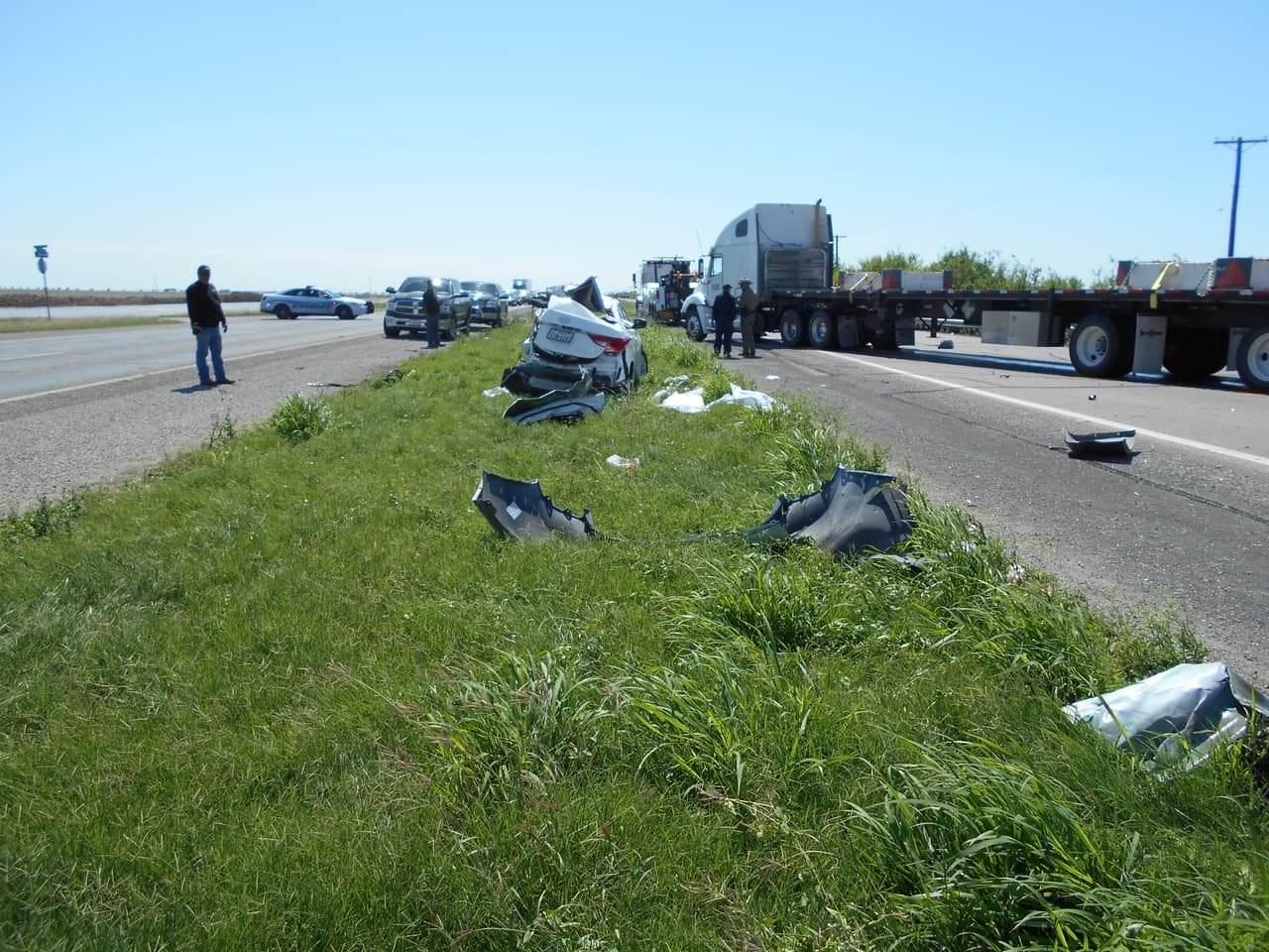 Restos del auto Hyundai Elantra que chocó con un camión de 18 ruedas. Tres jovencitas de Houston perdieron la vida en el accidente y la conductura del auto está en cuidados intensivos.