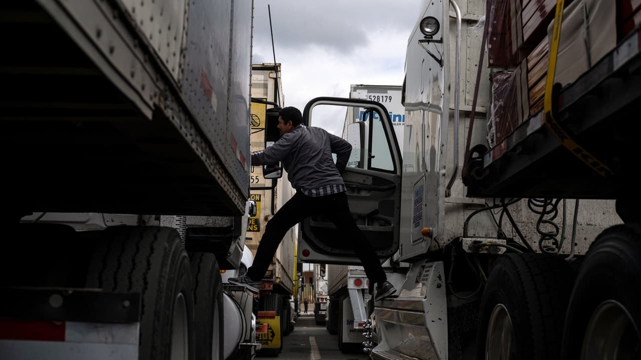 Organización sin fines de lucro ofrece capacitación gratuita para ser conductor de camiones