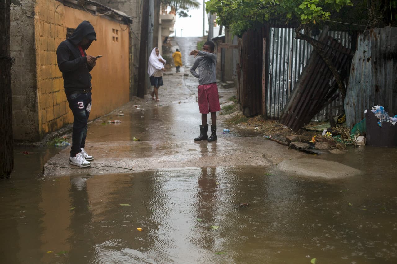 Entre tanto, en el sur de Florida, varias organizaciones recogen ayuda para los afectados en Puerto Rico. Presiona aquí para colaborar con
<a href="https://www.yonomequitopr.org/donaciones" target="_blank">Yo no me quito</a>,
<a href="https://globalempowermentmission.kindful.com/?campaign=1215442&_ga=2.112773060.1305907289.1663602811-1884074968.1663602811" target="_blank">Global Empowerment Mission</a> y
<a href="https://prrises.org/donate.html" target="_blank">Prrises.org </a>
